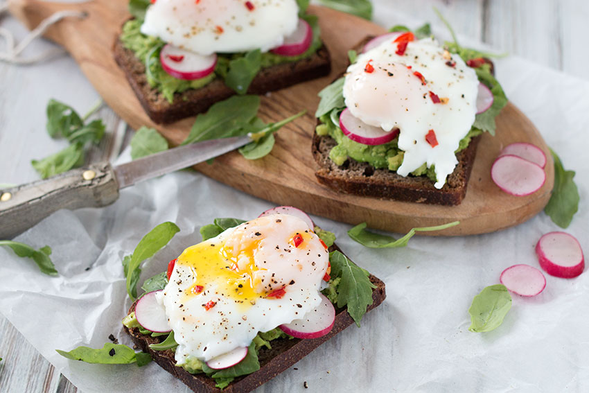 bánh mì đen, trứng ốp la và bơ cho bữa sáng