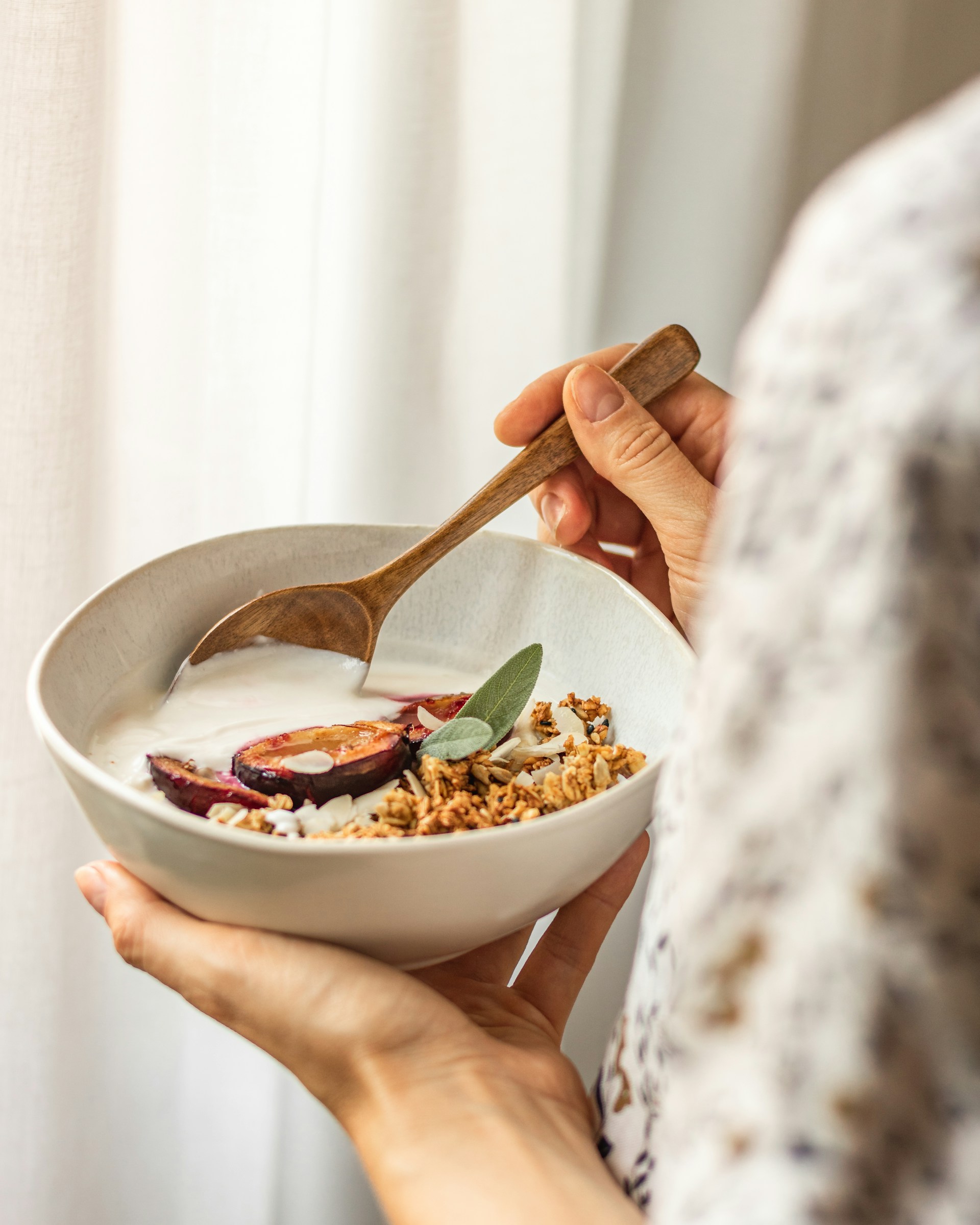 Cô gái ăn bữa sáng giảm cân với granola