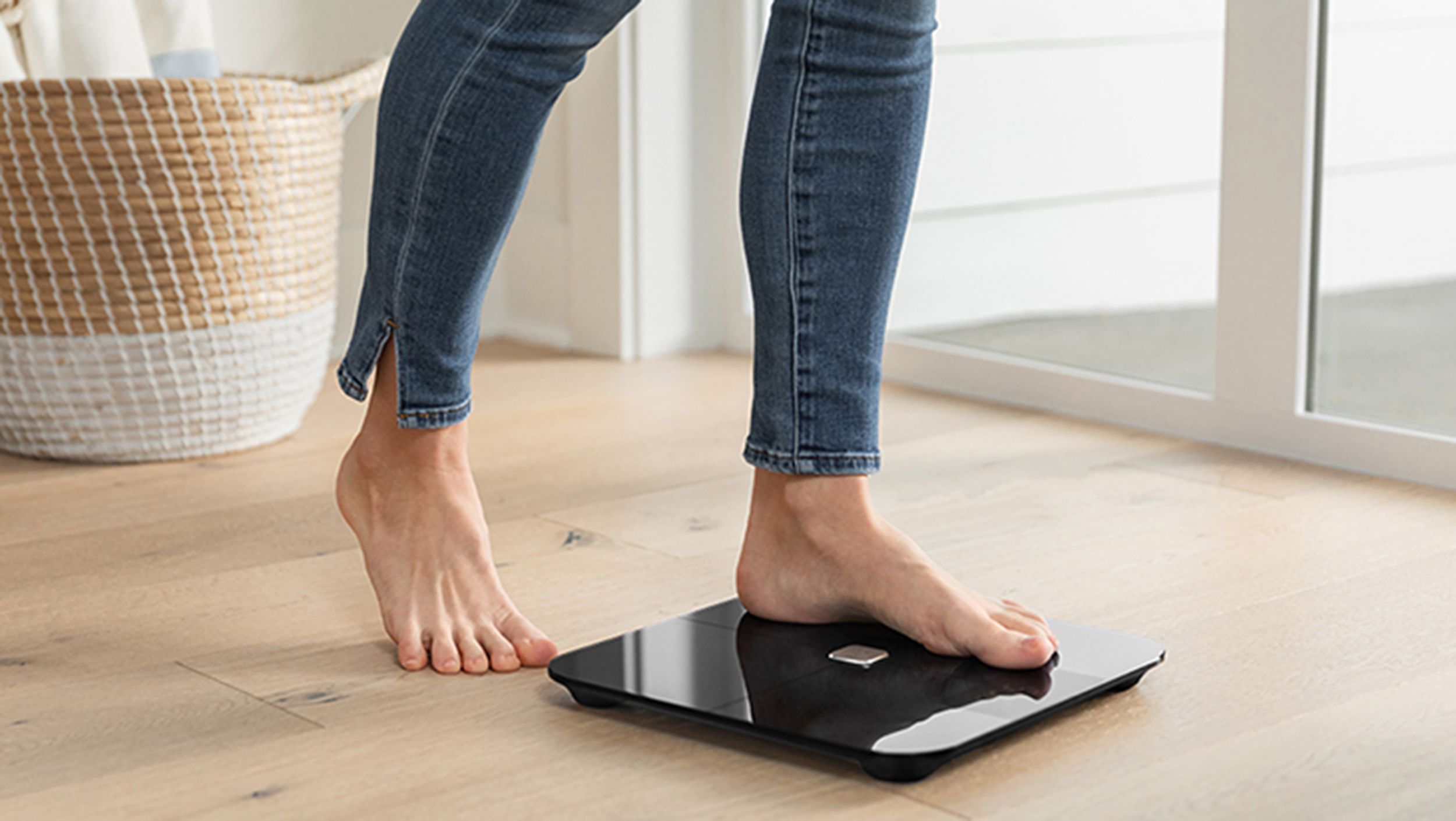Phụ nữ bước lên cân để đo chỉ số BMI
