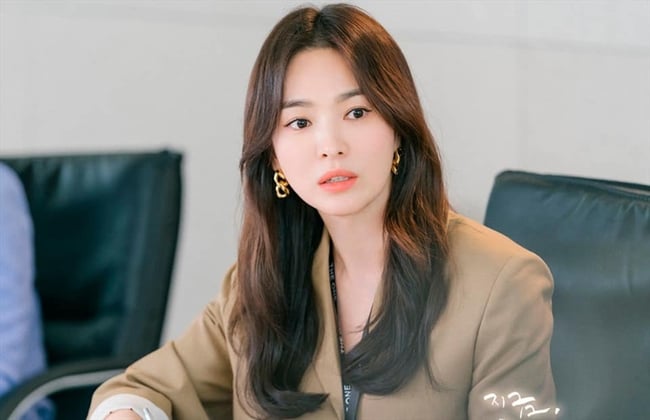 Các sao nữ trên 40 tuổi như Song Hye Kyo hay Hồ Ngọc Hà không uốn xoăn quá mức cho mái tóc.