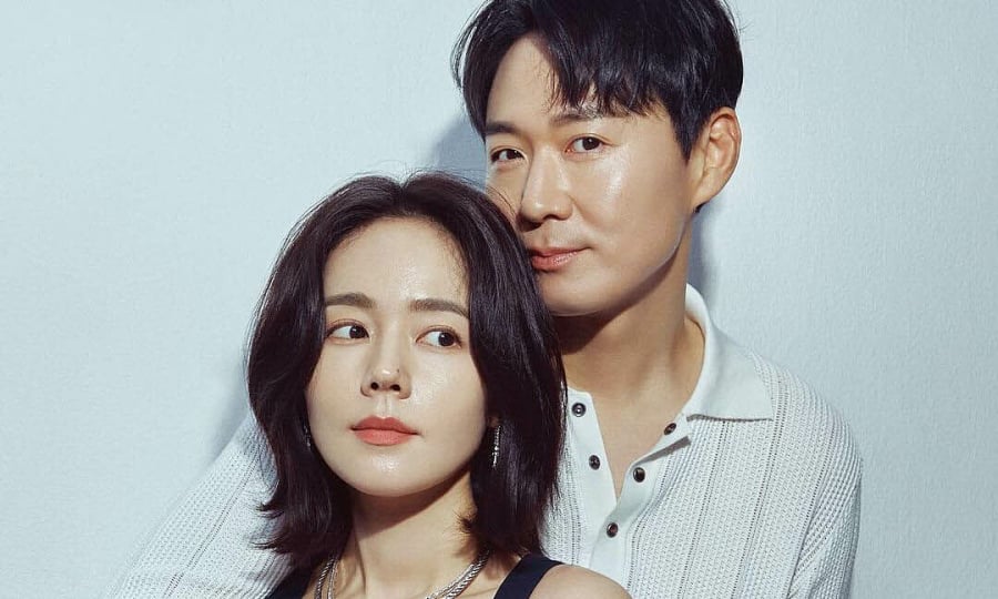 Để tăng thêm sự sang trọng, yêu kiều cho nhan sắc, Han Ga In đã chọn phiên bản tóc rẽ ngôi lệch hay rẽ thẳng đều đẹp.