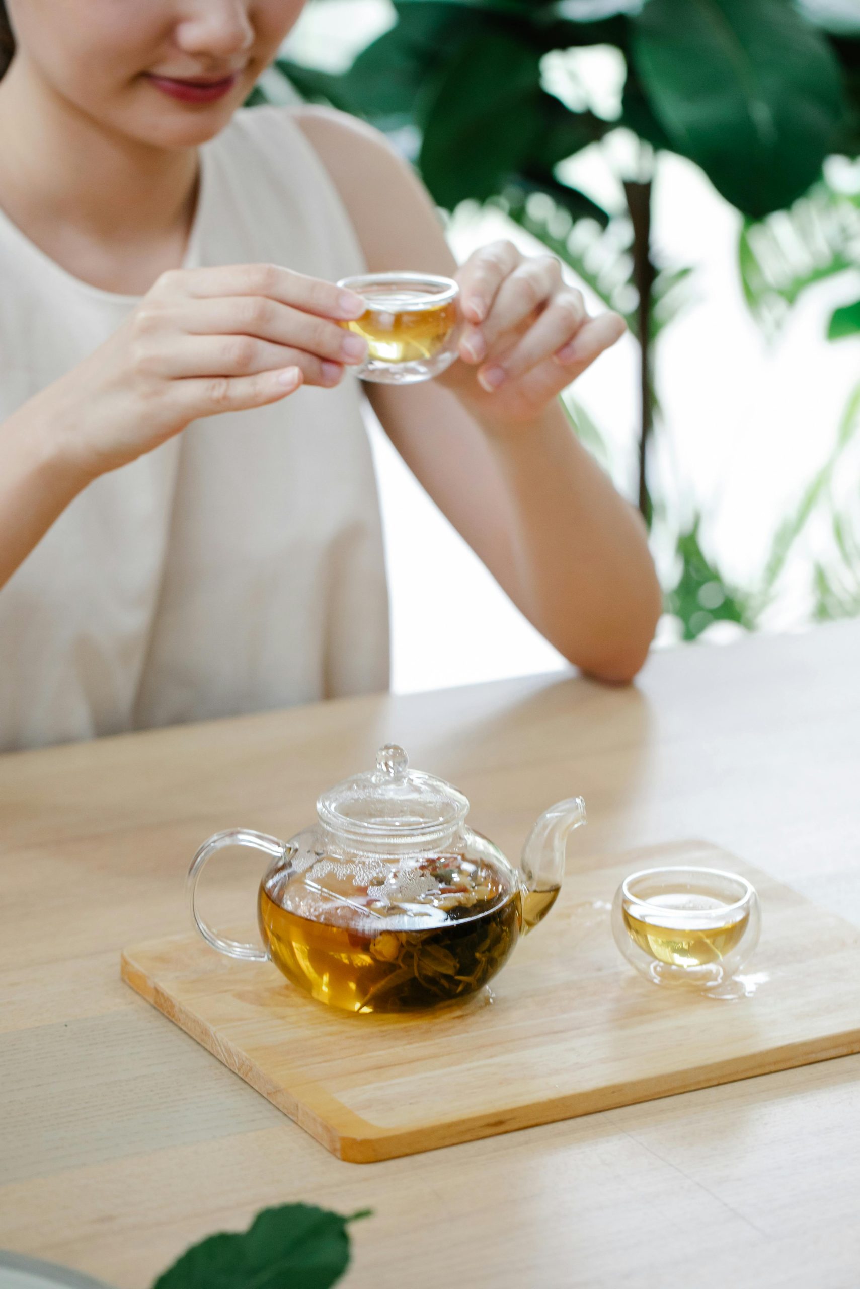 Cô gái đang uống trà thảo mộc