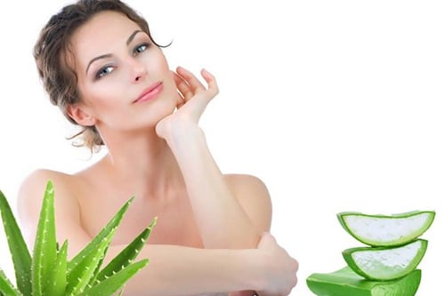 Các vitamin A, C, E, B12, các acid amin có trong nha đam giúp xóa mờ nếp nhăn rất hiệu quả.