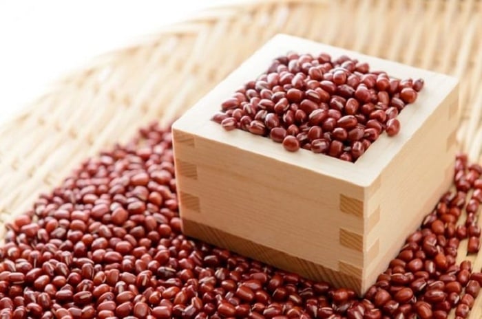 Trong bột đậu đỏ có chứa nhiều kẽm, acid foli giúp ngăn chặn quá trình lão hóa da cũng như kháng khuẩn.