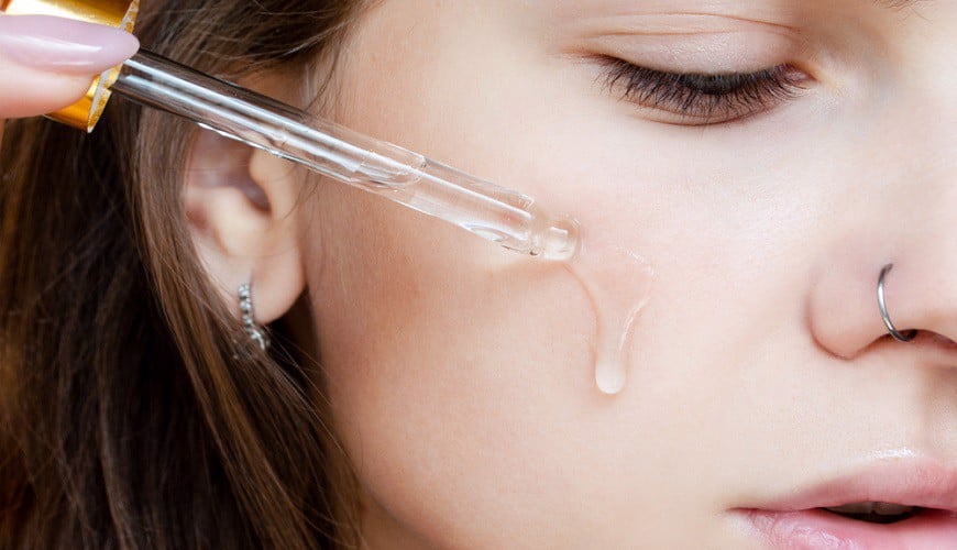 Dùng serum vitamin C hàng ngày sẽ giúp cung cấp dưỡng chất cho da, tăng sản xuất collagen, phục hồi làn da.