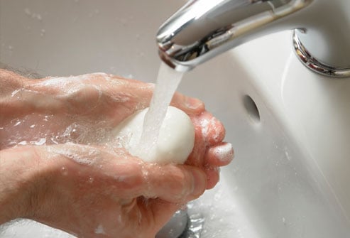 Xà phòng thường đóng gói đơn giản bằng vỏ giấy thân thiện với môi trường.