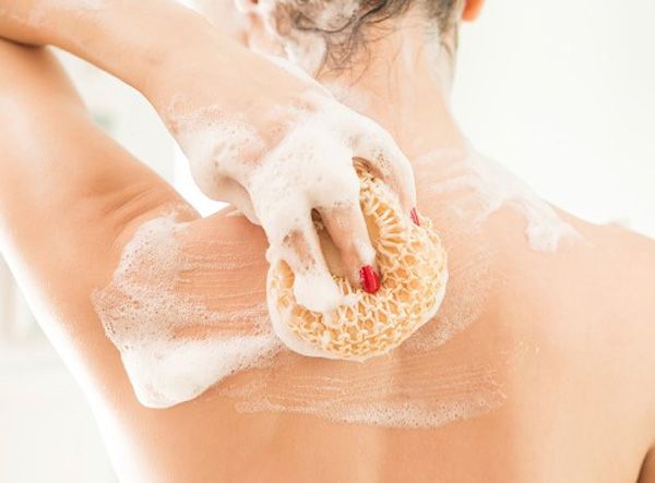 Bên cạnh các loại mặt nạ giấy thì các nàng cũng có thể dùng bột cám gạo, bột trà xanh, bột yến mạch có xuất xứ từ thiên nhiên.