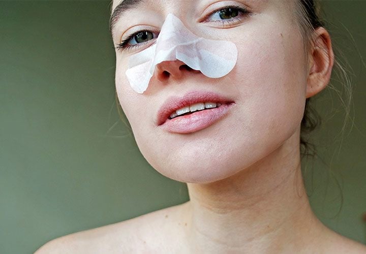 Cách tốt nhất để loại bỏ mụn đầu đen là sử dụng sản phẩm tẩy tế bào chết chuyên dụng.