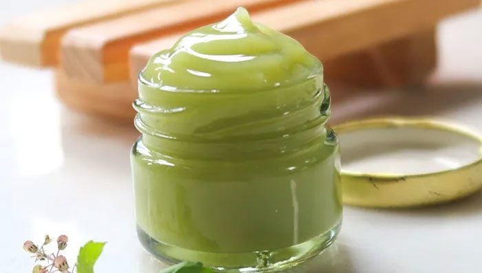 Gel lô hội có thể làm mềm da làm giảm sự khô, sần sùi trên da.