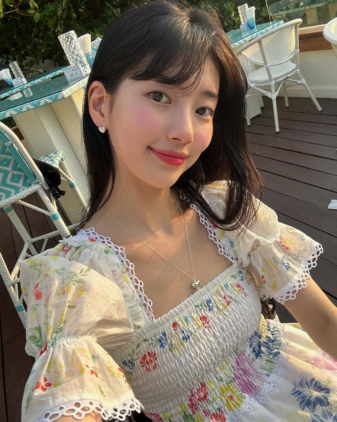 Bae Suzy selfie với vẻ ngoài tươi tắn