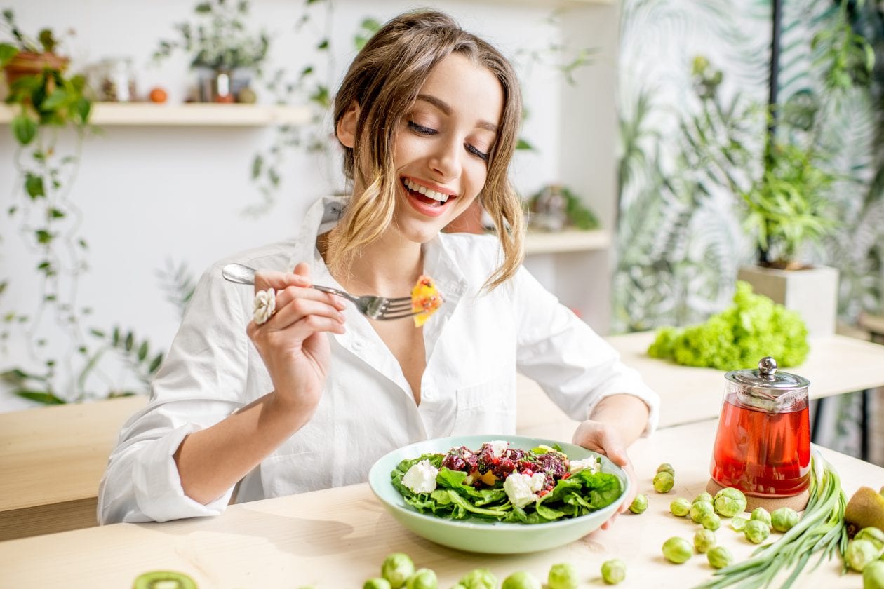 Cô gái đang ăn cân bằng giúp ngăn gừa tóc bạc