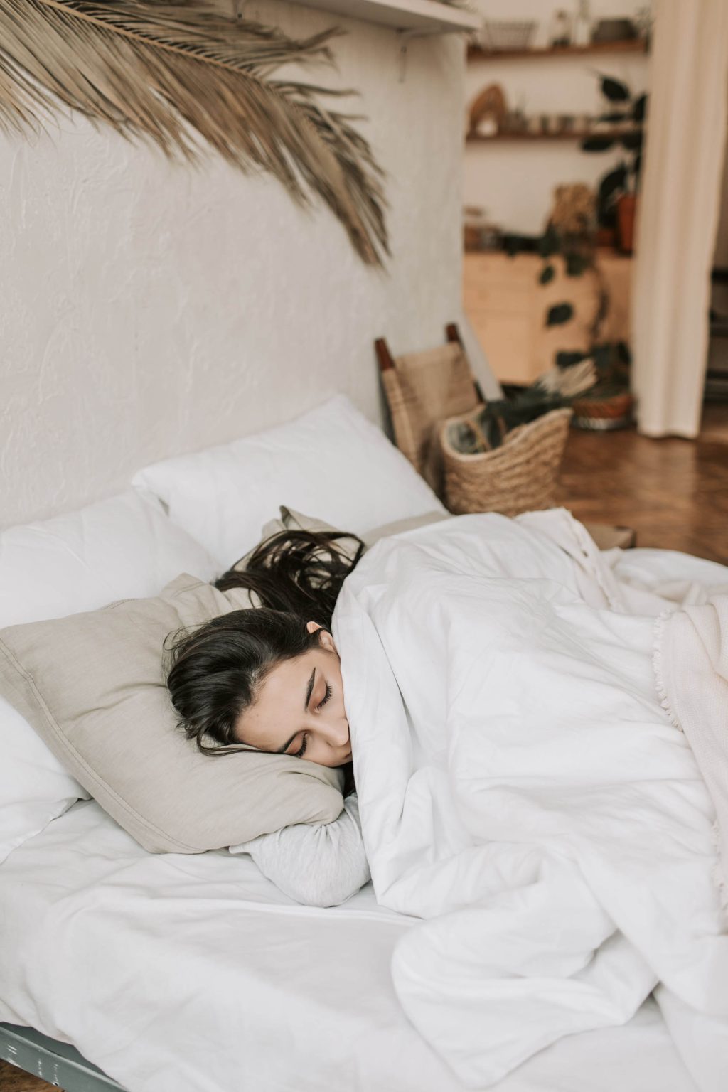 Co gái ngủ sớm giúp ngăn tóc bạc