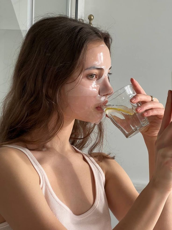 cô gái đang uống nước ngăn tóc bạc
