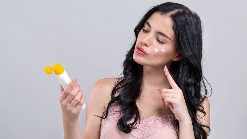 Tốt nhất bạn nên bôi kem chống nắng trước khi mặc đồ, bởi điều đó sẽ giúp bạn không dính kem vào đồ.