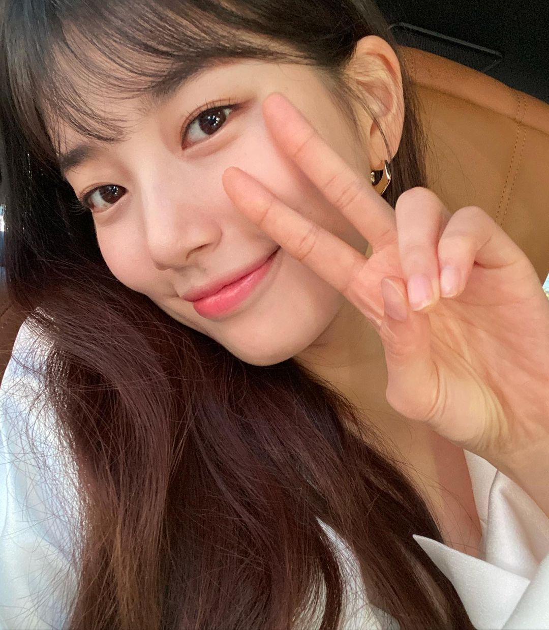 Bae Suzy tạo kiểu chụp hình