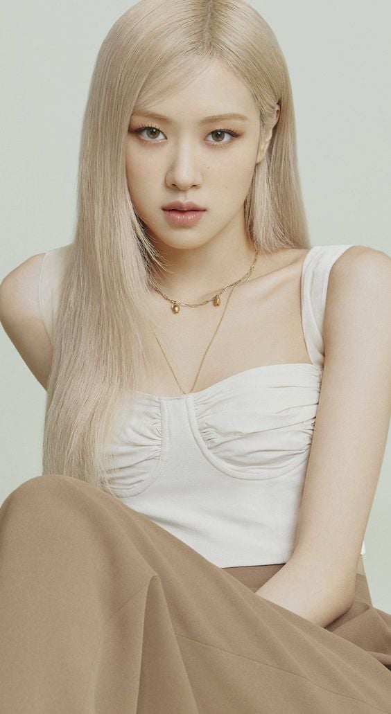 Màu bạch kim tôn lên nét đẹp của nữ idol trọn vẹn nhất.