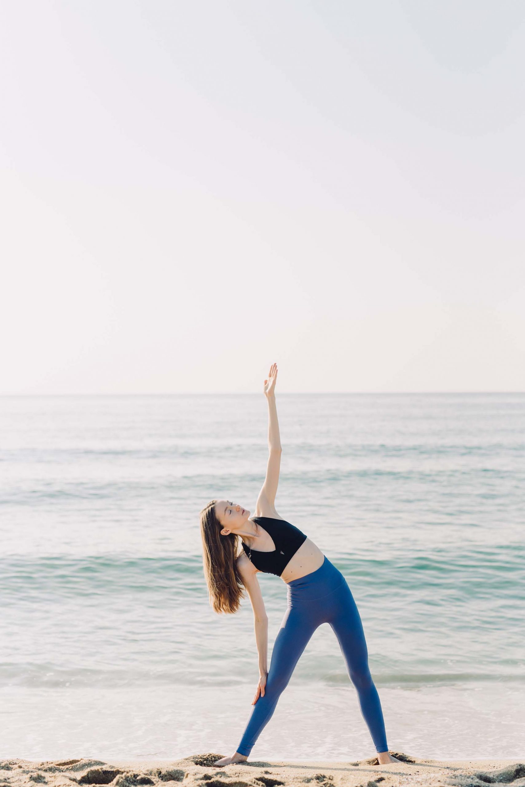 cô gái đang tập yoga giải tỏa căng thẳng