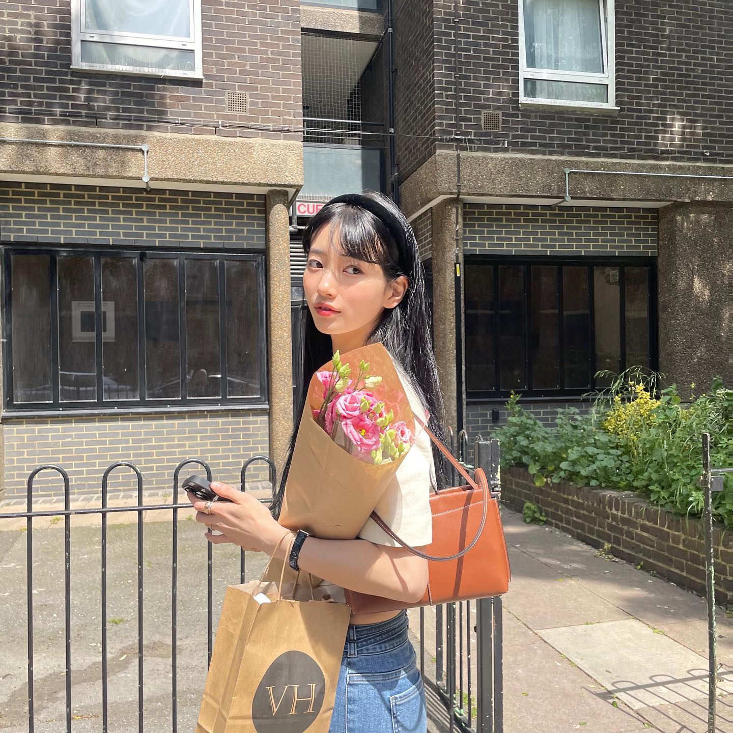 Bae Suzy ôm bó hoa