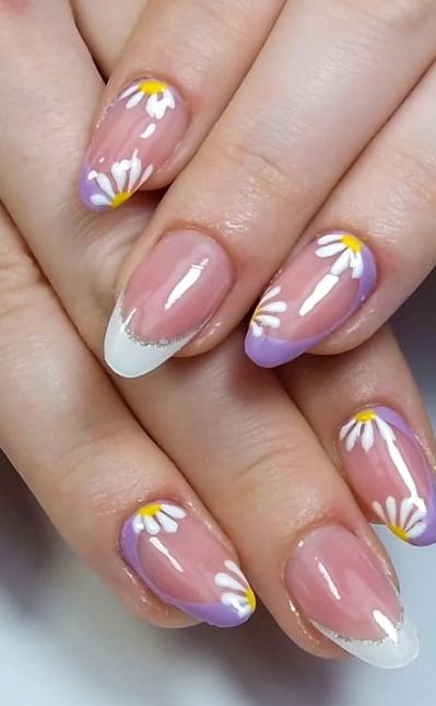 Có thể chọn phối màu nail với những gam màu nổi bật tương phản nhau.