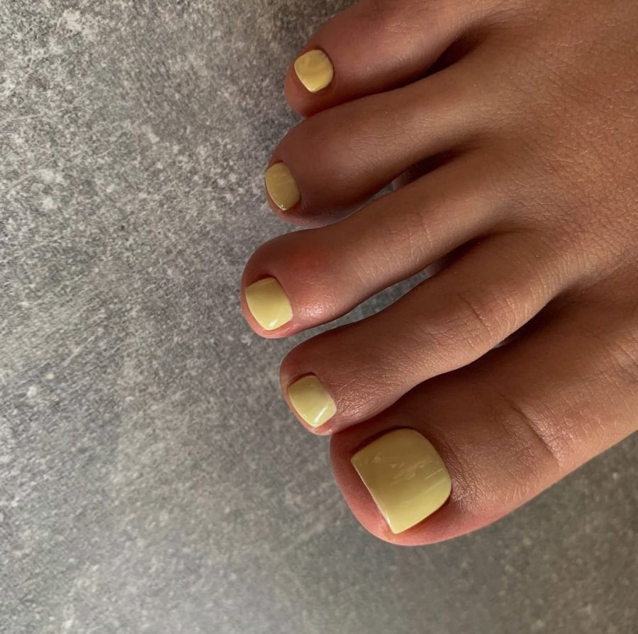Đây là màu nail bắt mắt nhưng không quá sặc sỡ.