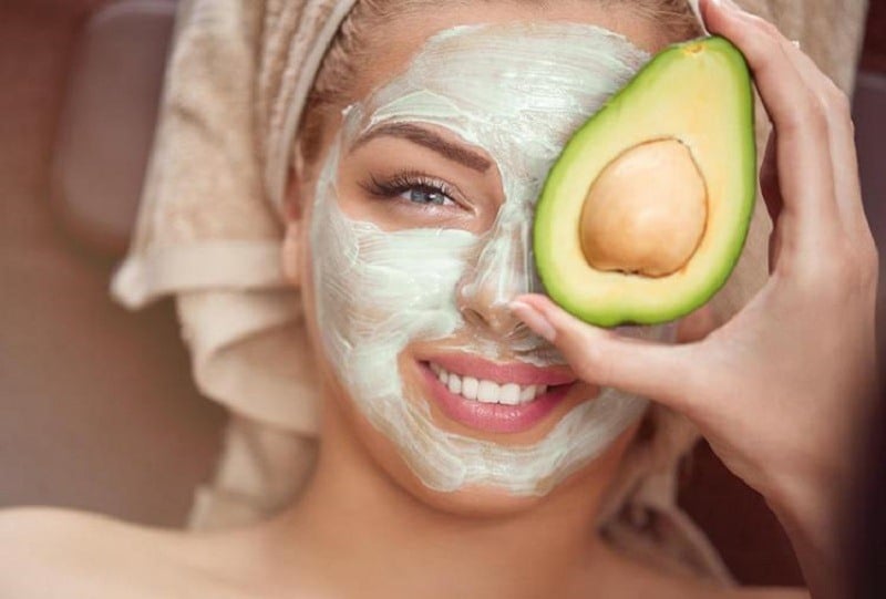 Thoa hỗn hợp bơ sữa chua lên mặt