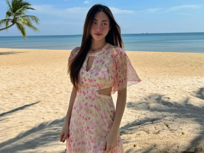 Lương Thùy Linh trông rất xinh tươi và rạng rỡ khi diện mẫu váy hoa nhí, mang tông màu hồng làm chủ đạo.