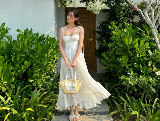 Dù diện váy trắng trang nhã nhưng Lương Thùy Linh trông vẫn nổi bật.