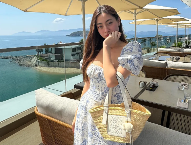Diện váy maxi cổ vuông, tay bồng, người mặc dễ dàng ghi điểm sang trọng và yêu kiều.