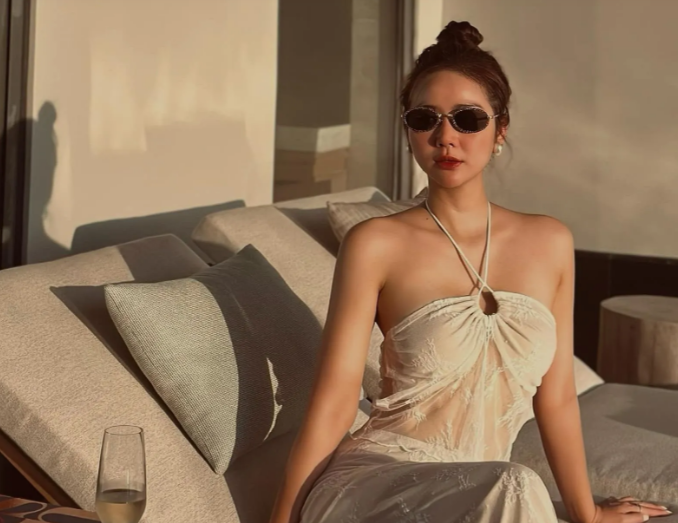Thiết kế váy trắng không chỉ ghi điểm ở nét quyến rũ mà còn toát lên sự bay bổng vô cùng.