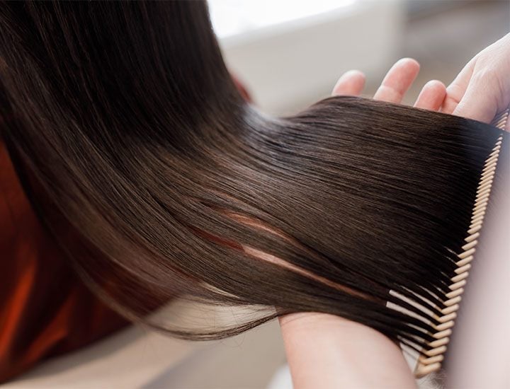Sử dụng nước nóng sẽ làm mất đi lượng tinh dầu và là nguyên nhân khiến tóc mỏng đi.