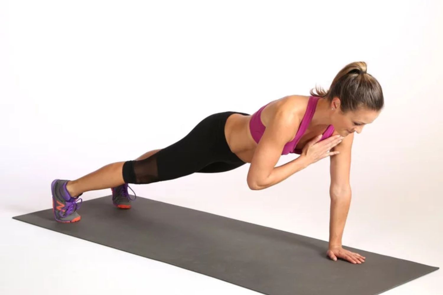 Phụ nữ tập luyện plank