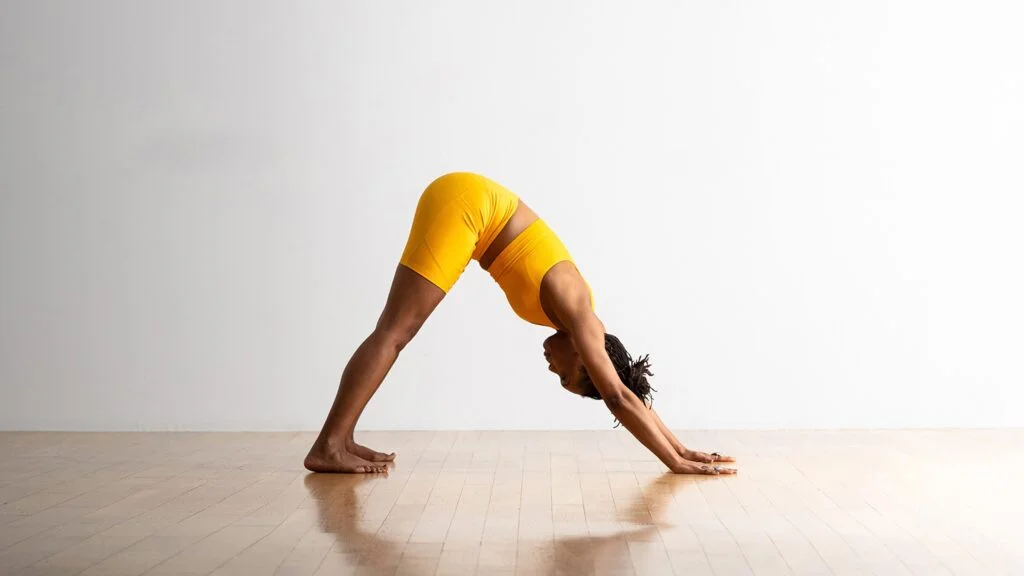 Phụ nữ tập yoga chó úp mặt