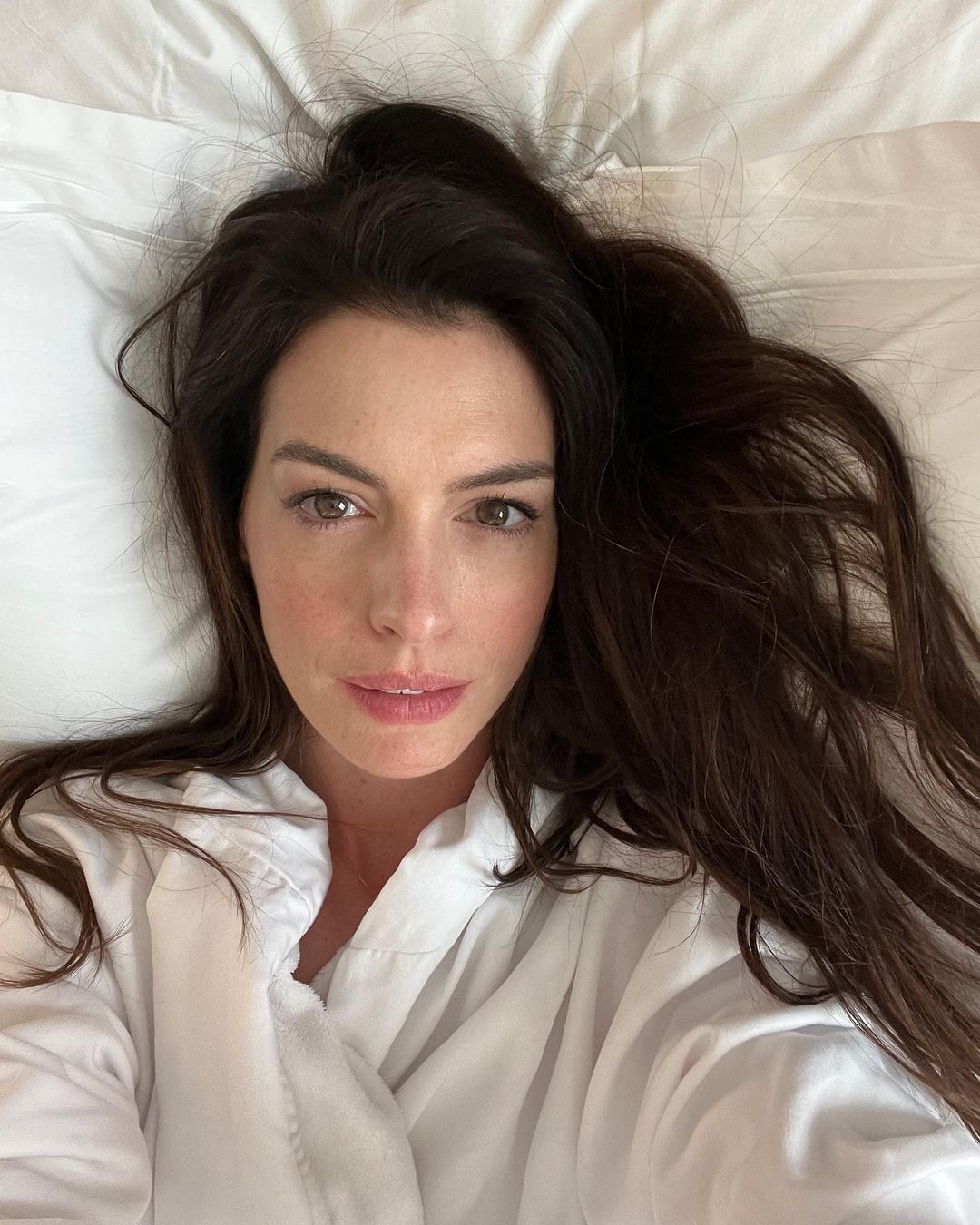 Anne Hathaway The Idea Of You selfie.
