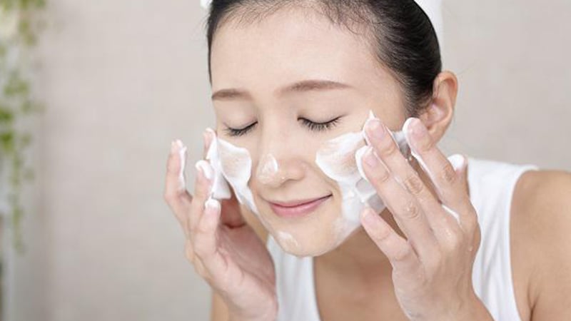 Làm sạch da mỗi ngày giúp tái tạo tế bào mới và mang lại làn da tươi tắn hơn. (Ảnh minh họa)