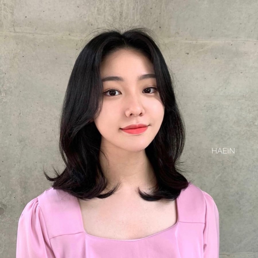 Tóc ngắn xoăn đơn giản nhưng vẫn rất trẻ trung, nổi bật.