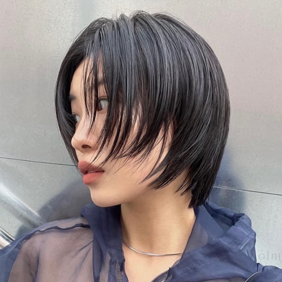 Bí kíp để có được vẻ ngoài sang trọng, tinh tế khi để tóc pixie chính là giữ nguyên màu tóc đen truyền thống và chăm dưỡng tóc cho tóc chắc khỏe.