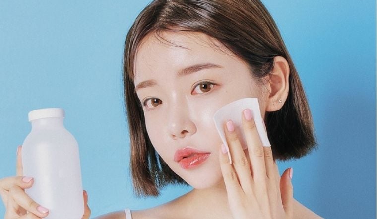 Việc sử dụng toner chứa vitamin C vào thứ 2 sẽ cung cấp một liều vitamin C dồi dào cho da