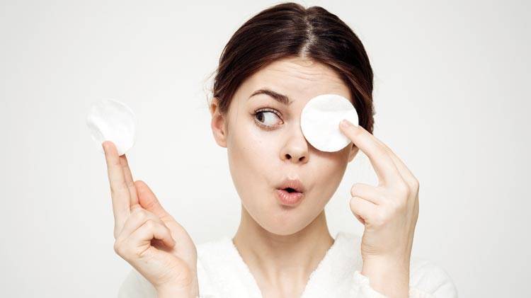 Tẩy trang hỗ trợ lấy đi tất cả những bụi bẩn, dầu thừa, khói bụi ô nhiễm, tàn dư mỹ phẩm và cặn trang điểm trên da.