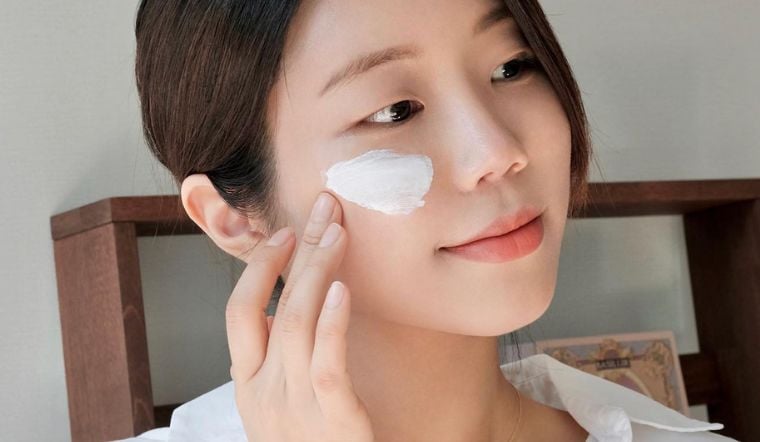 Đây là dạng kem chống nắng phổ biến với kết mềm mịn, dễ tán đều trên da và nhanh chóng thẩm thấu.