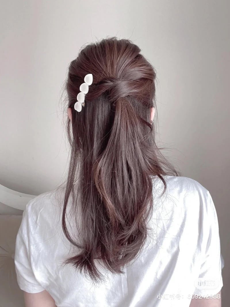 Tóc buộc nửa kết hợp giữa vẻ dịu dàng và sự bay bổng, tạo nên một phong cách phóng khoáng và trẻ trung