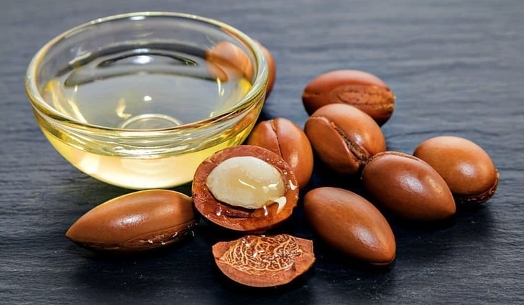 Dầu argan chứa nhiều khoáng chất, vitamin và axit béo cải thiện kết cấu da và làm cho nó siêu mềm mại.