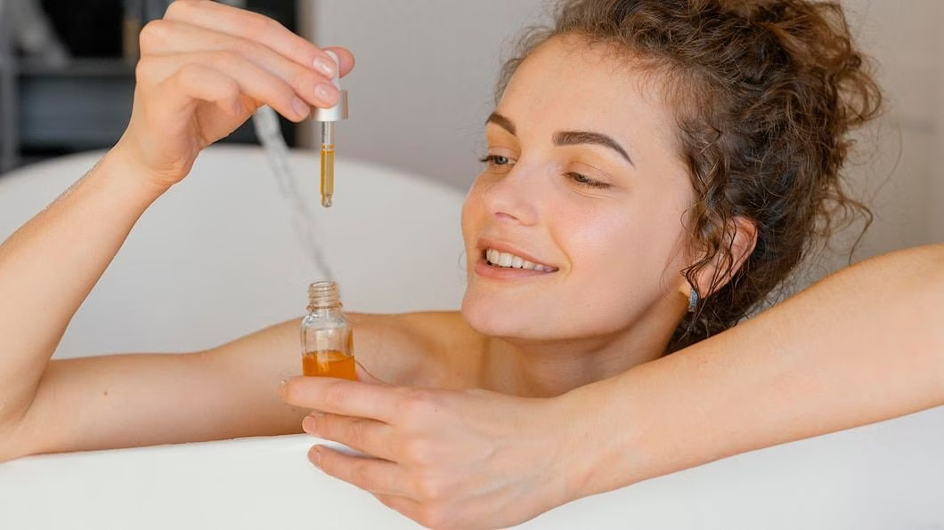 cô gái dùng dầu ô liu để dưỡng da trong bồn tắm