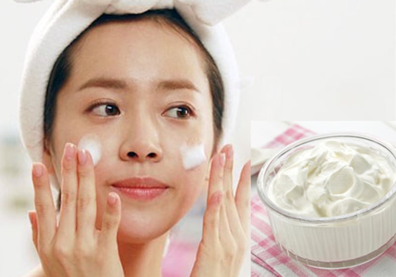Các acid lactic thúc đẩy lớp tế bào chết bong nhanh. Sữa chua có nhiều vitamin B2, B5, B12... có tác dụng dưỡng ẩm, chữa lành da khô nẻ, bong tróc.