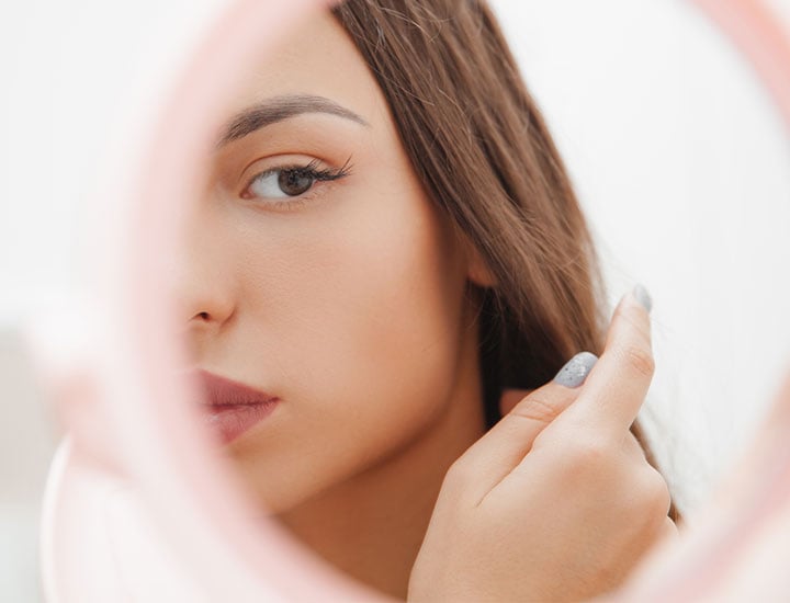 Cách đơn giản là kết hợp retinol vào quá trình chăm sóc da, cách này có thể giúp giảm thiểu đáng kể các đốm đen.