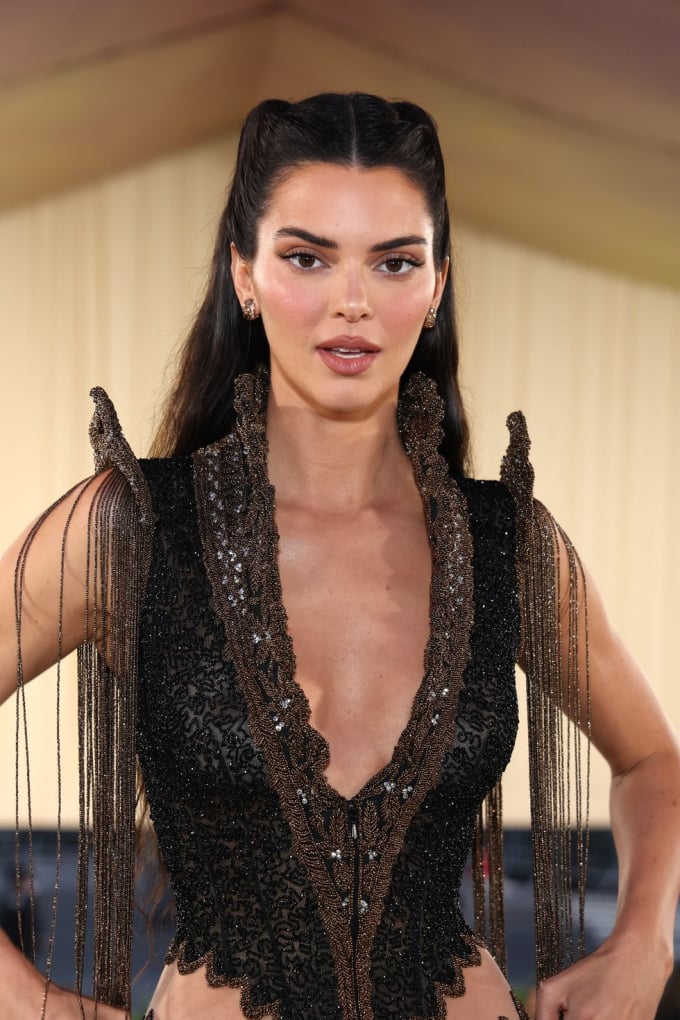 Kendall Jenner chọn kiểu tóc tết hai bên. Layout trang điểm của cô cũng rất thú vị khi tạo cảm giác sang trọng, cá tính nhưng vẫn có sự ngọt ngào nhờ chú trọng vào phần má hồng.