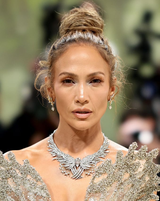 Jennifer Lopez duy trì được dung mạo xinh đẹp, quyến rũ. Layout trang điểm tông nude, kiểu tóc búi cao sang trọng đã tôn lên được vẻ đẹp không tuổi của
