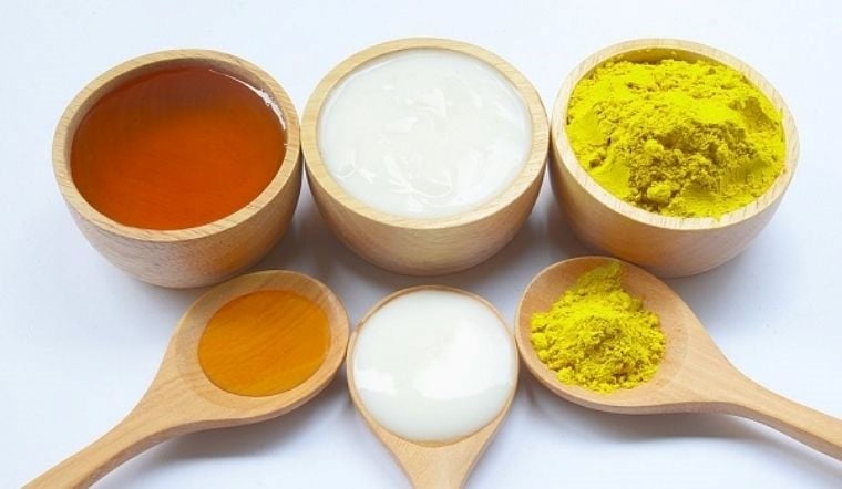Nguyên liệu làm mặt nạ tinh bột nghệ, mật ong và sữa tươi