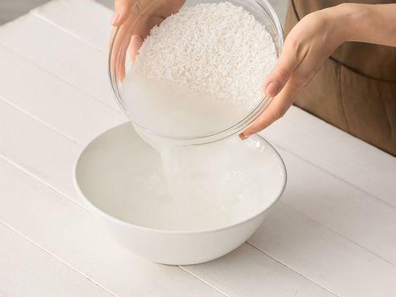 Magie trong nước vo gạo giúp kích thích mọc tóc.