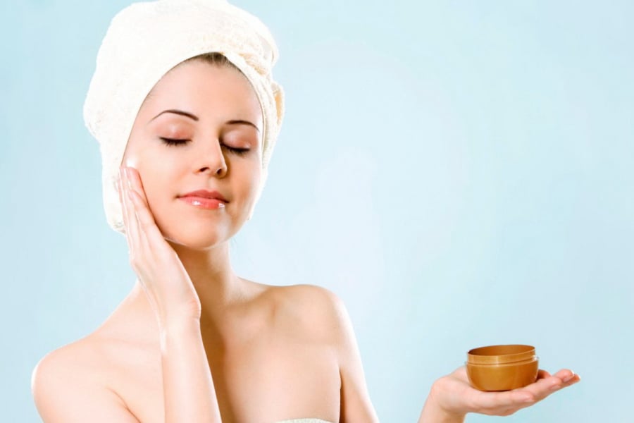 Dù có nhiều tác dụng nhưng nàng vẫn nên chỉ 'sủng ái' em nó vào buổi tối hoặc trước khi đi ngủ để bảo vệ làn da nhé.