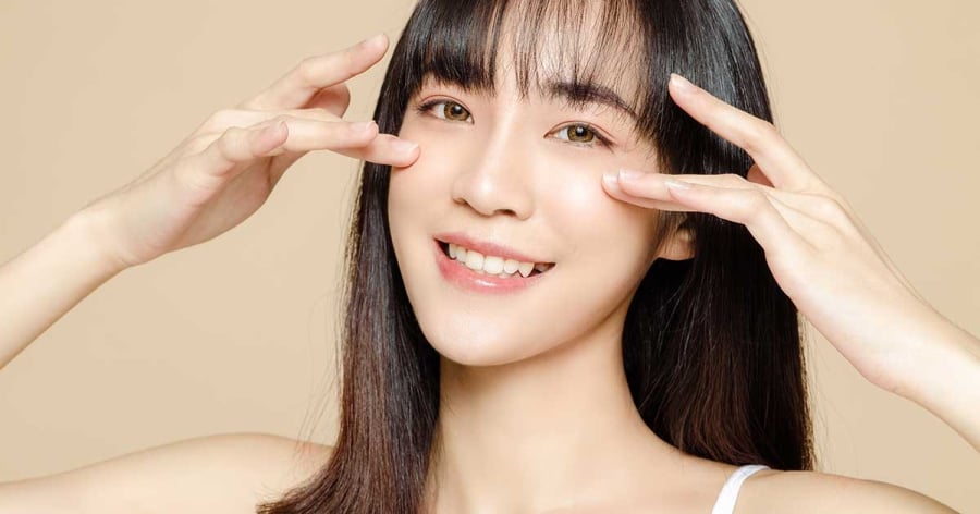 Kem mắt thường chứa các thành phần làm đầy, làm căng da, do đó khi thoa quá nhiều kem dễ khiến da bị phù nề.